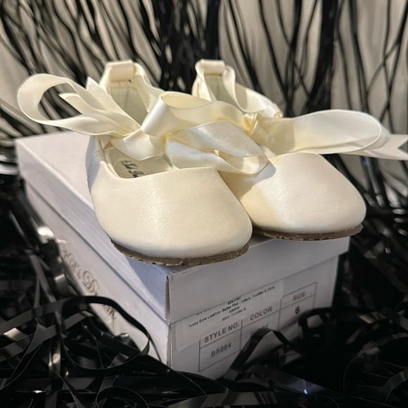 Ivory Bow Leather Ballet Flat for Toddler Girl - Picture 1 of 1